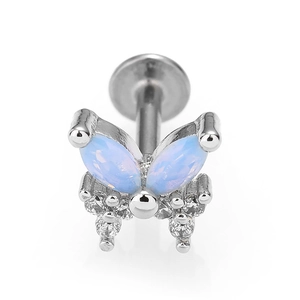 Λεπτομέρεια από σκουλαρίκι labret με μπλε πεταλούδα από όπαλ και κυβική ζιρκόνια