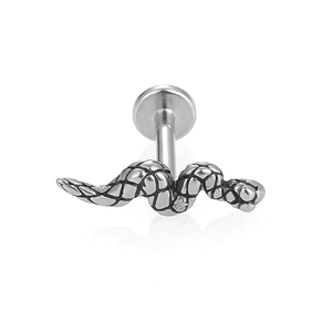 Detalle de un piercing con forma de serpiente en acero inoxidable 316L sobre fondo blanco