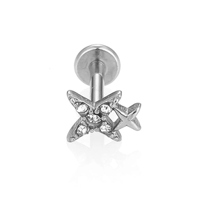 Detalle de piercing labret de acero 316L con diseño de doble estrella y cristales claros
