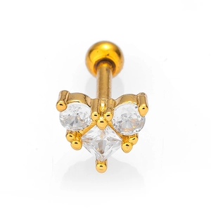 Détail du piercing cartilage doré avec trois zircons et fermoir à boule vissable de luxe