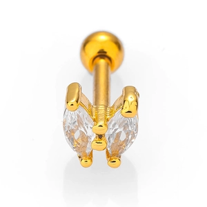 Détail d'un piercing d'oreille papillon en acier doré orné de zircons marquise brillants