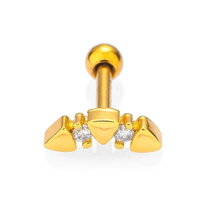 Détail d'un piercing d'oreille doré avec triangles, zircons et fermoir à boule vissée