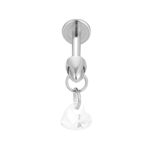 Detalle de labret de serpiente plateada con colgante de circonita en forma de corazón
