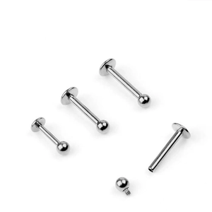 Detailopname van 316L roestvrijstalen labret studs met interne schroefdraad gepolijst
