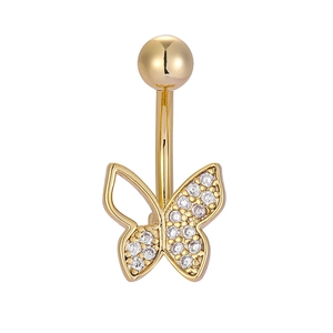 Makro-Detail vom goldfarbenen Schmetterling Bauchnabelpiercing mit Zirkonia und 316L Stahl