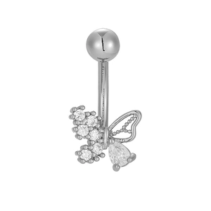 Detail eines Bauchnabelpiercings aus 316L-Edelstahl mit Kristallschmetterling und Zirkon