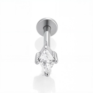 Vista macro di labret in acciaio 316L con zircone cubico a taglio diamante incastonato