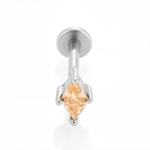Dettaglio del piercing in acciaio 316L con zircone champagne e incastonatura a griffe