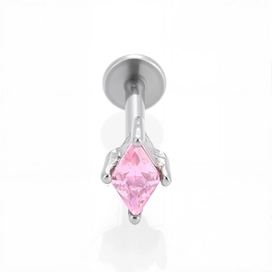 Macro del piercing labret in acciaio 316L con uno zircone rosa taglio a diamante
