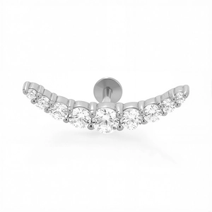 Detalle del labret de acero 316L con siete piedras de circonita engastadas en arco