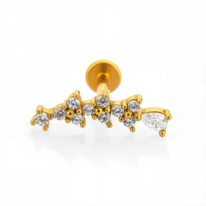Primer plano del labret de acero 316L dorado con circonitas redondas y de marquesa