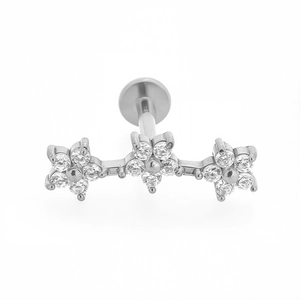 Detalle de labret de acero 316L con tres flores de circón brillantes para piercing