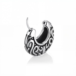 Orecchino a cerchio vintage in argento ossidato con incisioni a croce e volute