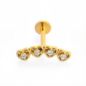 Detalle macro del labret de acero 316L dorado con cuatro circonitas en forma de corazón