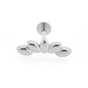 Detalle del piercing labret de acero inoxidable 316L plateado con diseño de hojas en abanico