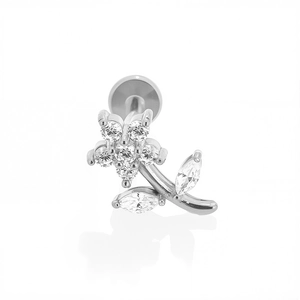 Detalle del piercing de flor en acero 316L con circonitas de corte marquise y base plana