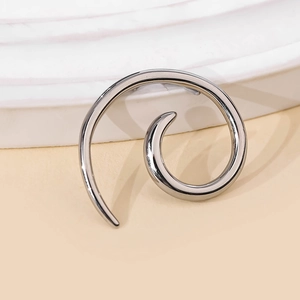 Écarteur d'oreille spirale en acier inoxydable poli argenté sur support en pierre