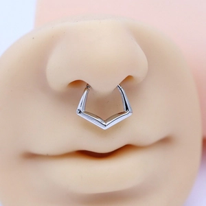 Anneau de piercing septum en acier inoxydable argenté en V sur un modèle de nez