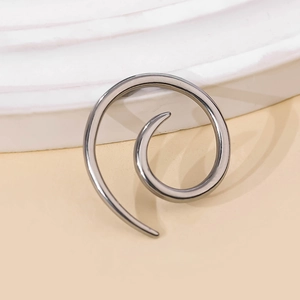 Écarteur d'oreille en spirale de forme 6 en acier inoxydable poli sur fond blanc