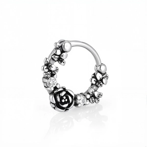 Dettaglio dell'orecchino a cerchio in acciaio 316L con rosa e zircone in stile vintage