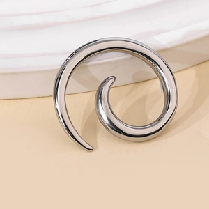 Vue détaillée d'un écarteur d'oreille spirale en acier inoxydable argenté poli