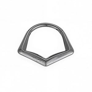 Détail d'un clicker de septum en forme de V en acier inox avec gravure de taureau