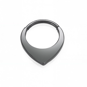 Détail d'un clicker de septum en acier inoxydable poli avec un design en V pointu unique