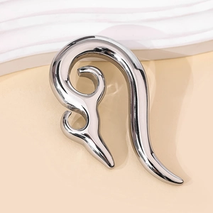 Poliertes Edelstahl-Ohrpiercing im Wirbeldesign auf minimalistischem Hintergrund