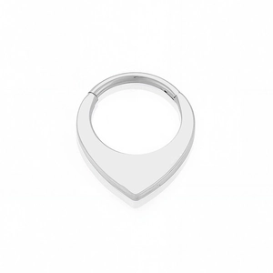 Vue macro de bijoux clicker en acier inoxydable argenté avec forme goutte géométrique