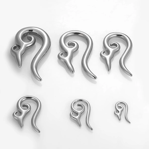 6er-Set polierte Edelstahl-Spiral-Ohr-Expander mit Tribal-Locken-Design auf weißem Hintergrund