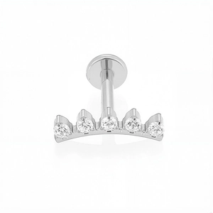 Detail van G23 titanium labret piercing met gebogen 5-zirkonia stenen en platte basis