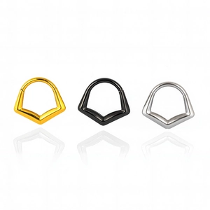 Trois anneaux de nez coniques en acier inoxydable en finitions or, noir et argent
