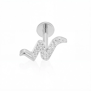 Macro detail van de G23 titanium labret stud met W-vorm en witte zirkonia steentjes