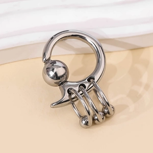 Anneau à bille captive poli avec perles métalliques sur un fond minimaliste chic