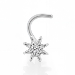Vista macro di un piercing al naso a stella in argento con zircone e vite a spirale