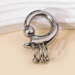 Anneau captif en acier inoxydable poli avec trois charmes pour piercing corporel chic