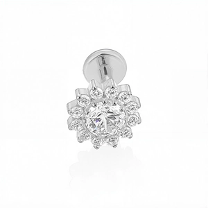 Macro-opname van de G23 titanium labret stud met sprankelend zirkonia bloemdesign piercing