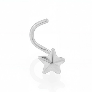 Dettaglio di un piercing al naso a stella d'argento in acciaio inossidabile lucido