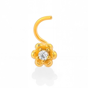 Dettaglio di piercing al naso a fiore dorato con zircone bianco e barra a L