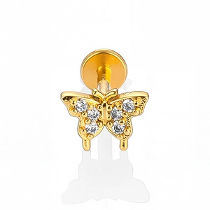 Vue détaillée d'un piercing labret papillon doré serti de cristaux de zircone