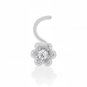 Dettaglio di piercing al naso in acciaio argentato con fiore di zircone lucido