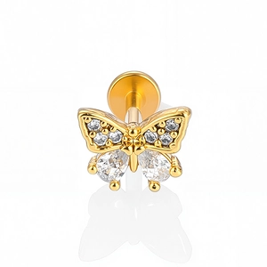 Labret papillon doré avec zircons étincelants présenté sur un fond blanc propre