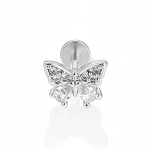 Détail du piercing labret papillon avec zircons incrustés et cristaux en goutte