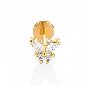 Λεπτομέρεια χρυσού piercing πεταλούδα με ζιργκόν και επίπεδη βάση για άνετη εφαρμογή
