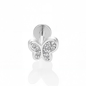 Gros plan sur un piercing labret en acier argenté avec nœud en zircon et base plate