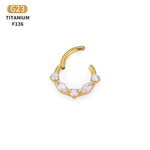 Septum clicker in titanio G23 con zirconi bianchi e placcatura in oro di qualità