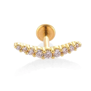 Détail du piercing labret incurvé plaqué or avec sept zircons brillants et dos plat
