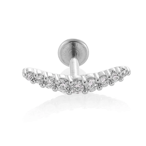 Détail macro du piercing labret en titane G23 avec neuf zircons étincelants
