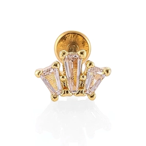 Détail macro du piercing couronne en or avec zircons rectangulaires et dos plat à vis