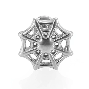 Makroaufnahme eines 316L-Edelstahl-Spinnennetz-Ohrsteckers mit gotischem Ausschnitt-Design